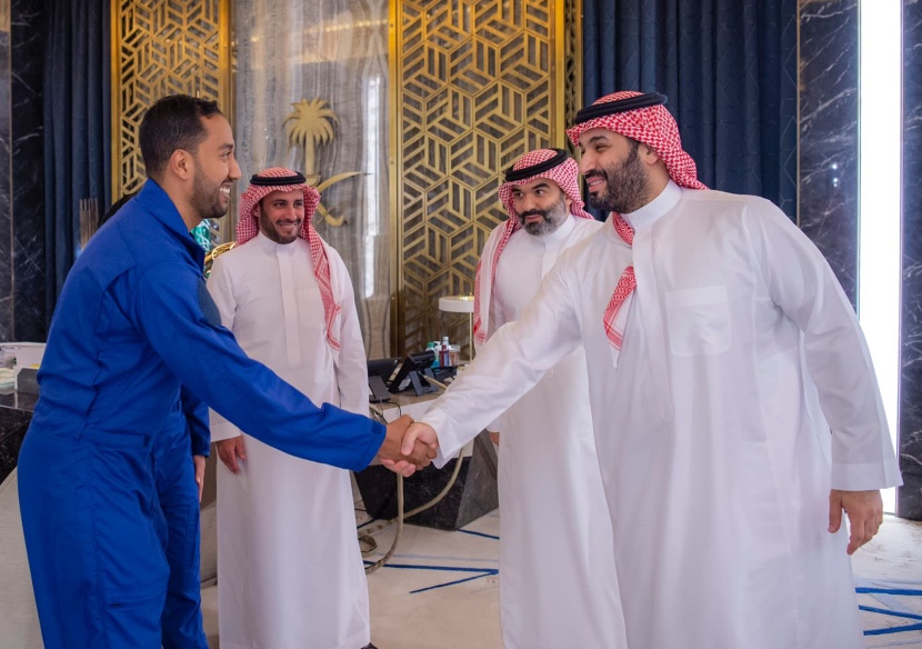ولي العهد يستقبل رواد الفضاء السعوديين قبل انطلاق رحلتهم إلى الفضاء