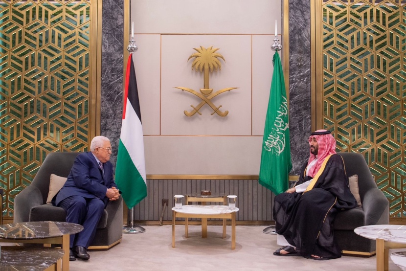 ولي العهد يستعرض مع رئيس فلسطين مستجدات الأوضاع في الأراضي الفلسطينية