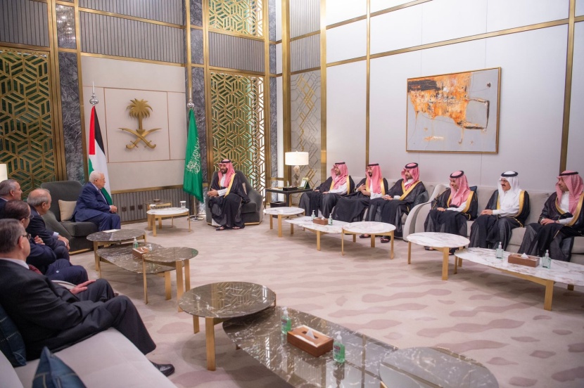 ولي العهد يستعرض مع رئيس فلسطين مستجدات الأوضاع في الأراضي الفلسطينية