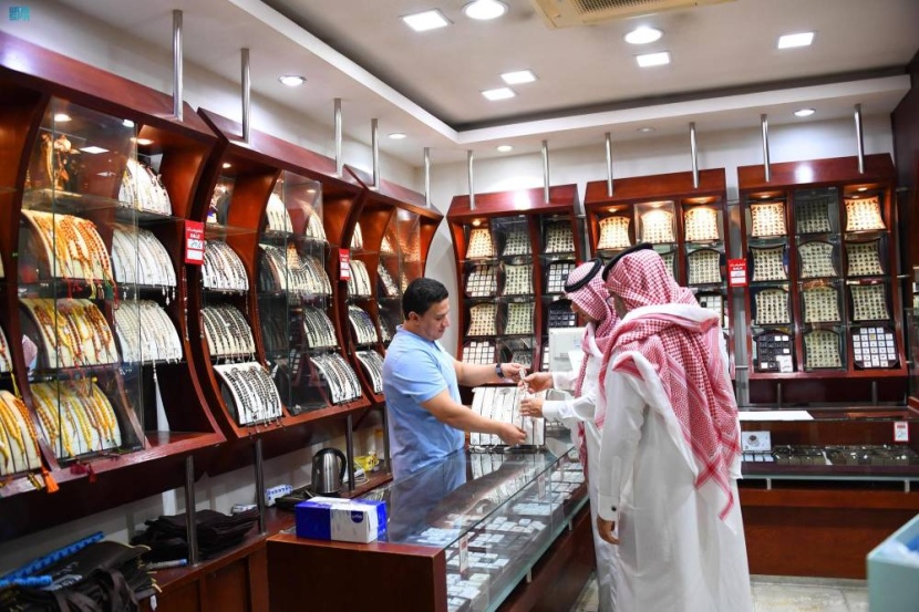 سبح الكهرمان والعقيق والفيروز .. هدايا الأعياد والمناسبات السعيدة