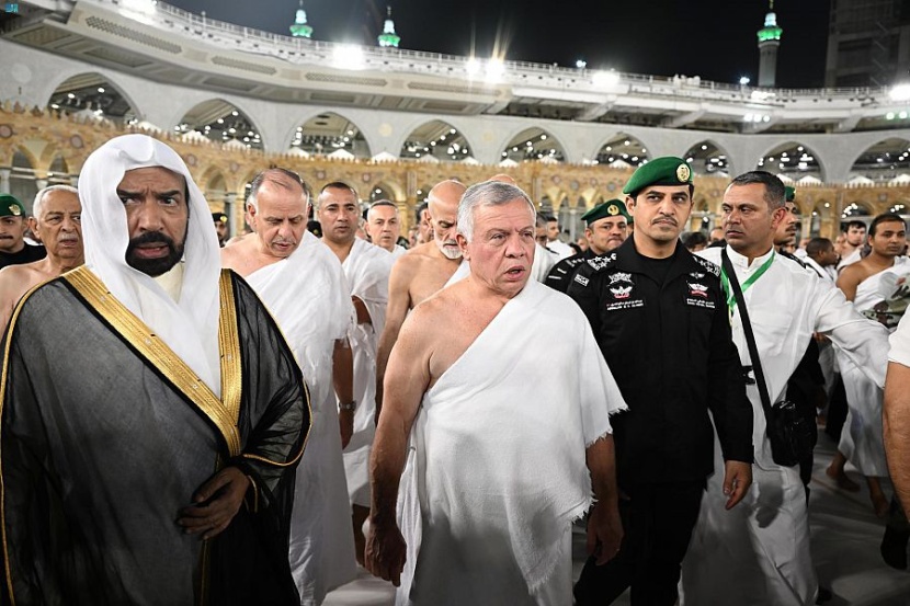 ملك الأردن يؤدي مناسك العمرة
