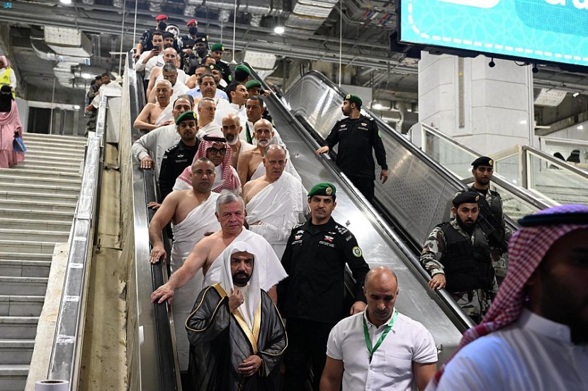 ملك الأردن يؤدي مناسك العمرة