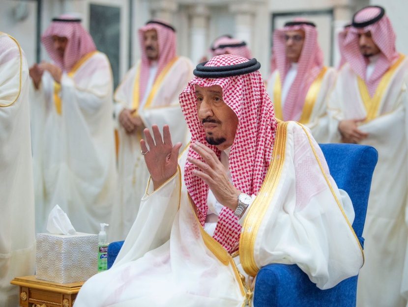 خادم الحرمين الشريفين يؤدي صلاة عيد الفطر بقصر السلام في جدة