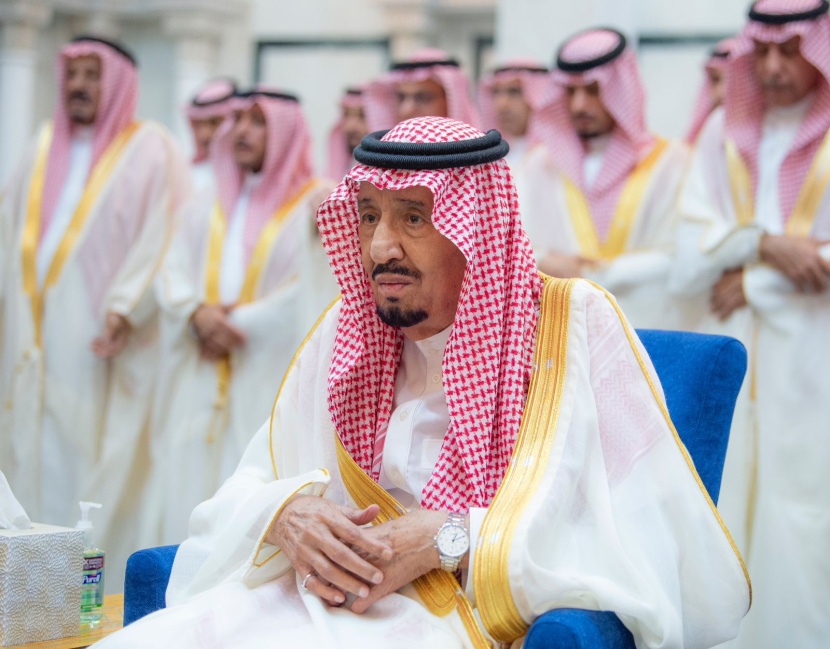 خادم الحرمين الشريفين يؤدي صلاة عيد الفطر بقصر السلام في جدة