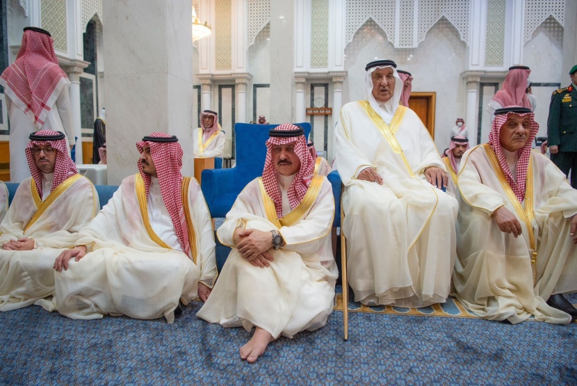 خادم الحرمين الشريفين يؤدي صلاة عيد الفطر بقصر السلام في جدة