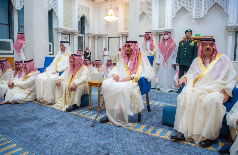 خادم الحرمين الشريفين يؤدي صلاة عيد الفطر بقصر السلام في جدة
