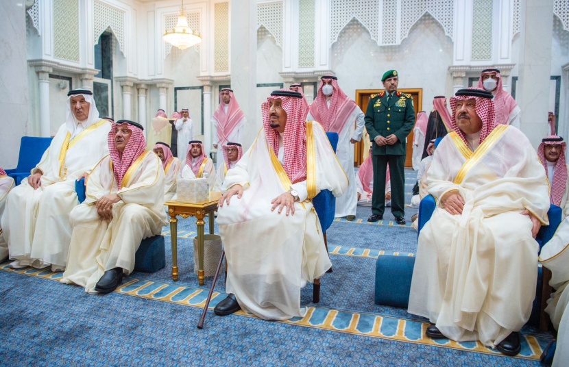 خادم الحرمين الشريفين يؤدي صلاة عيد الفطر بقصر السلام في جدة