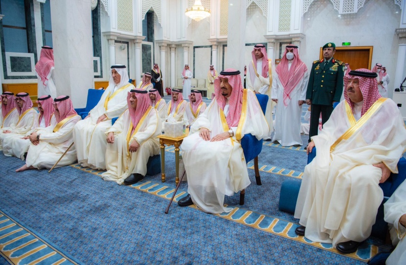 خادم الحرمين الشريفين يؤدي صلاة عيد الفطر بقصر السلام في جدة
