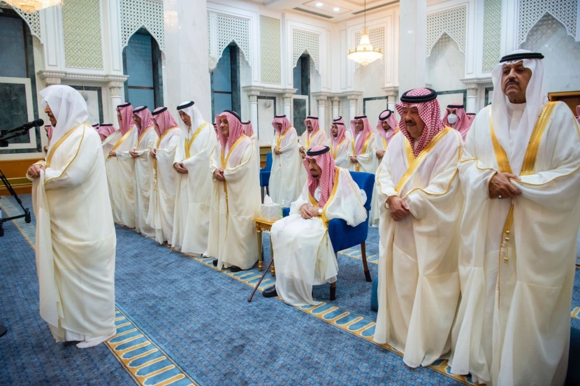 خادم الحرمين الشريفين يؤدي صلاة عيد الفطر بقصر السلام في جدة