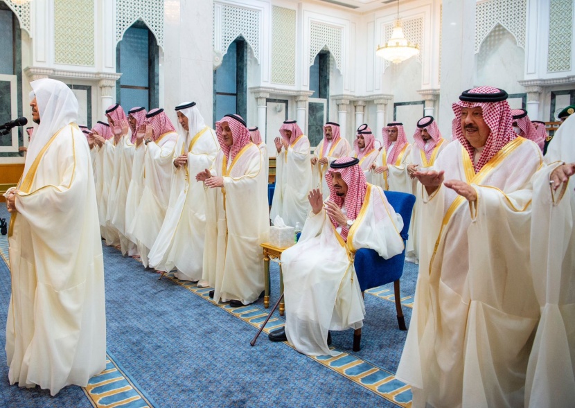 خادم الحرمين الشريفين يؤدي صلاة عيد الفطر بقصر السلام في جدة