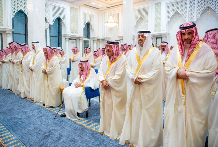 خادم الحرمين الشريفين يؤدي صلاة عيد الفطر بقصر السلام في جدة
