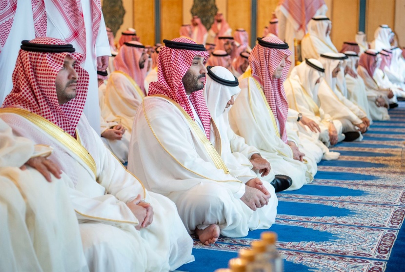 ولي العهد يؤدي صلاة عيد الفطر مع جموع المصلين في المسجد الحرام