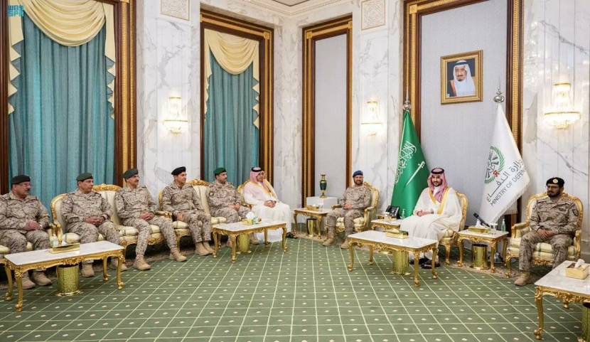 وزير الدفاع يستقبل قادة وكبار المسؤولين في الوزارة بمناسبة عيد الفطر المبارك