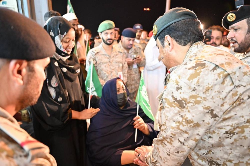 ينتمون إلى 76 جنسية .. السعودية تجلي 2625 شخصا من السودان