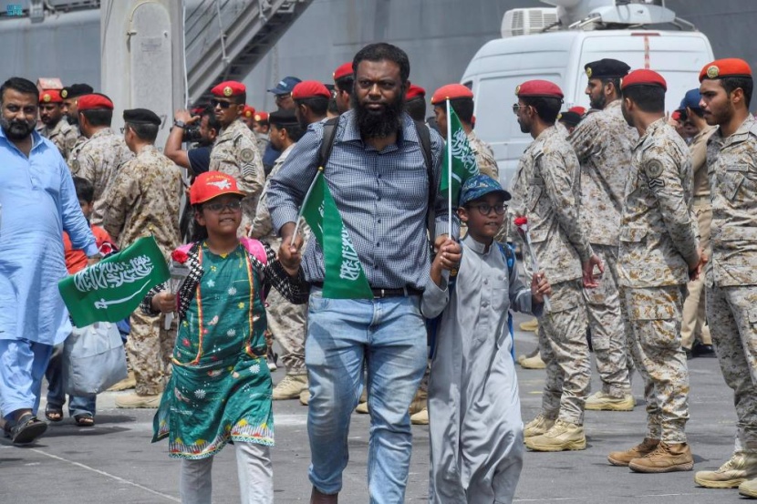 للمواطن والشقيق والصديق .. السعودية تواصل جهود الإجلاء الإنسانية