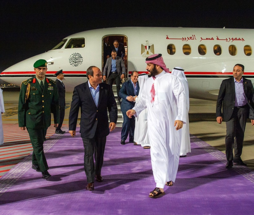 ولي العهد يستقبل الرئيس المصري في جدة