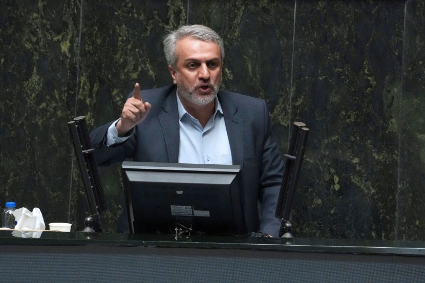 النواب الإيرانيون يسحبون الثقة من وزير الصناعة على خلفية ارتفاع الأسعار