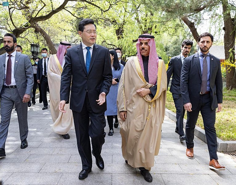 وزير الخارجية يبحث علاقات الصداقة المتينة مع نظيره الصيني