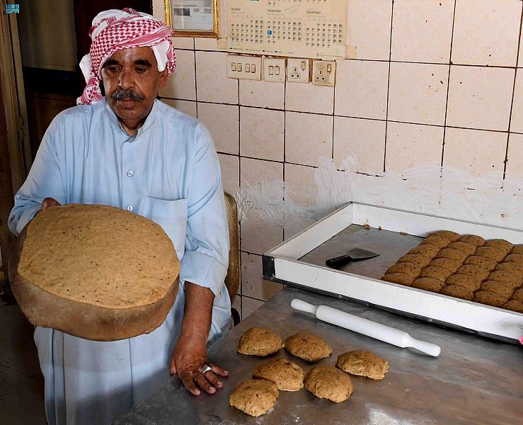 "الخبز الأحمر" قيمة غذائية عالية .. تزداد شعبيته في رمضان
