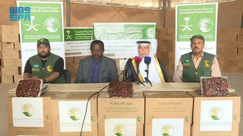 مركز الملك سلمان للإغاثة يسلم 100 طن من التمور هدية السعودية إلى السودان