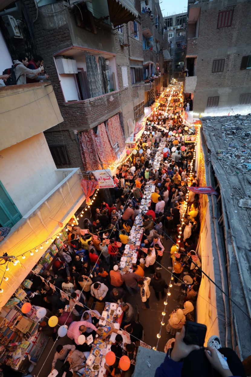 إفطار جماعي بشوارع القاهرة .. عادة سنوية في رمضان