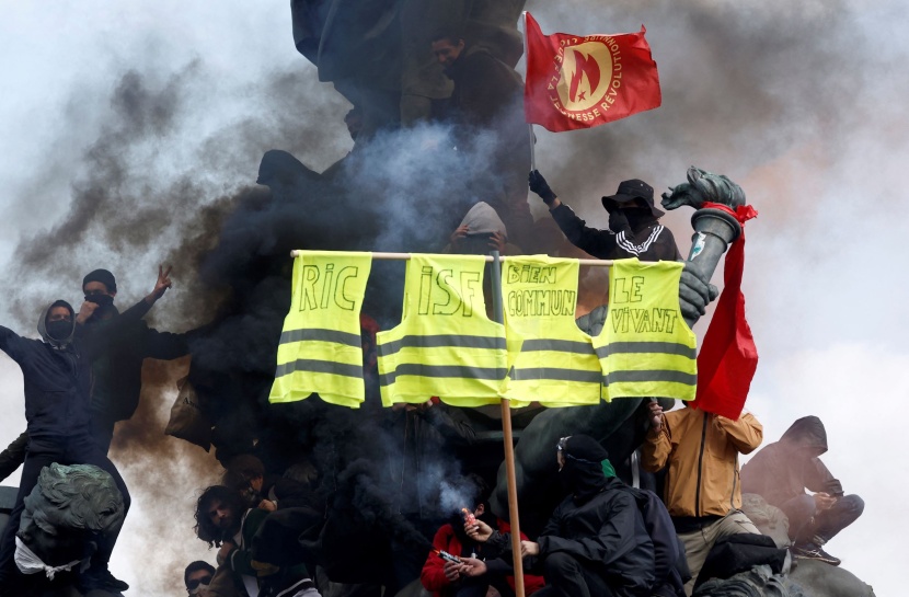 صدامات بين الشرطة ومتظاهرين في احتجاجات يوم العمال ضد نظام التقاعد