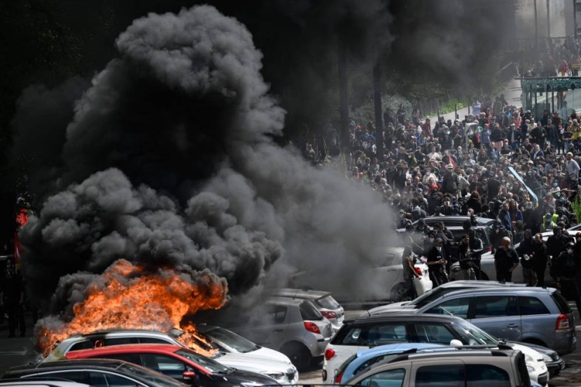 فرنسا في يوم العمال .. حرائق وتظاهرات حاشدة ضد إصلاح نظام التقاعد