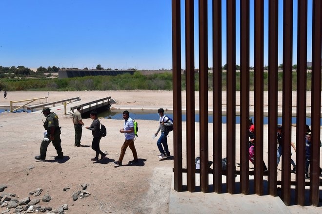 المهاجرون يتدفقون من المكسيك إلى الحدود الأمريكية .. قرار إغلاق الحدود بسبب كوفيد ينتهي غدا