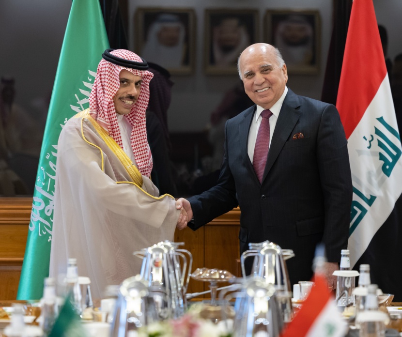 وزير الخارجية ونظيره العراقي يبحثان تكثيف التنسيق المشترك في المجالات السياسية والأمنية والعسكرية