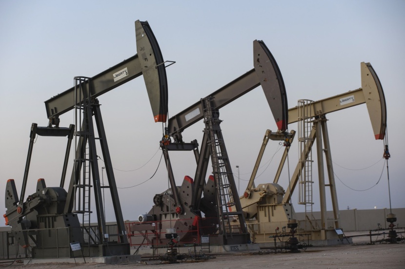النفط يتراجع إلى 85.5 دولار بعد توقف محادثات الدين الأمريكية
