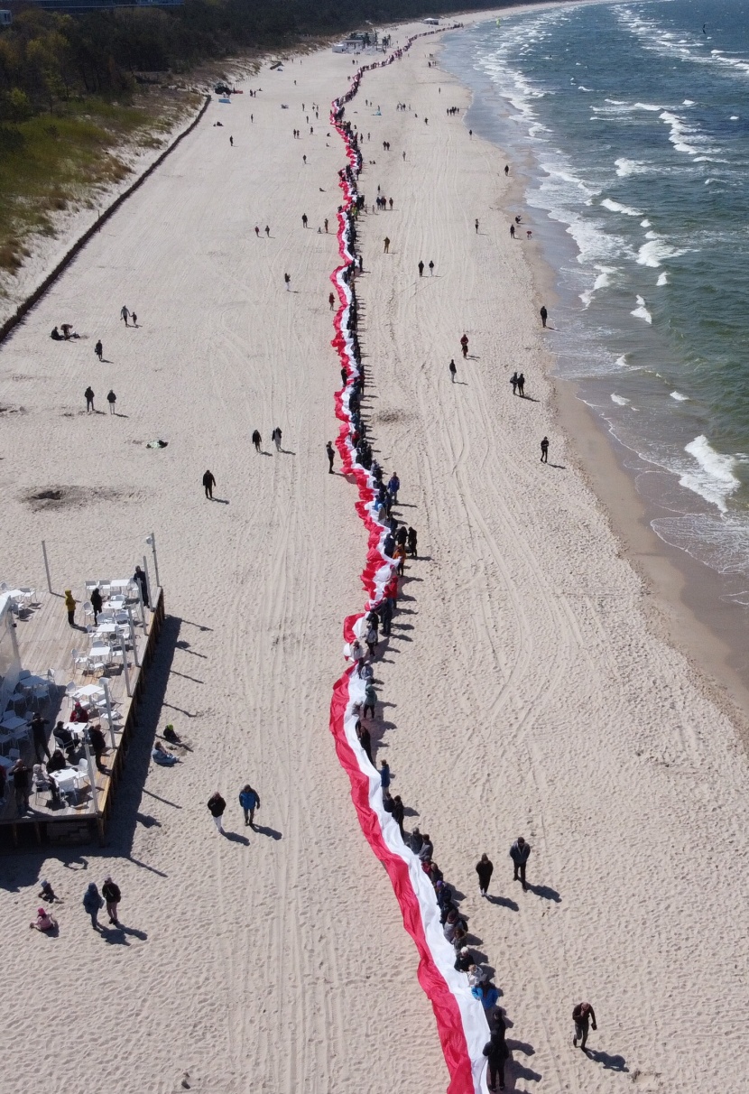 أطول علم في بولندا يمتد 2.5 كيلومتر