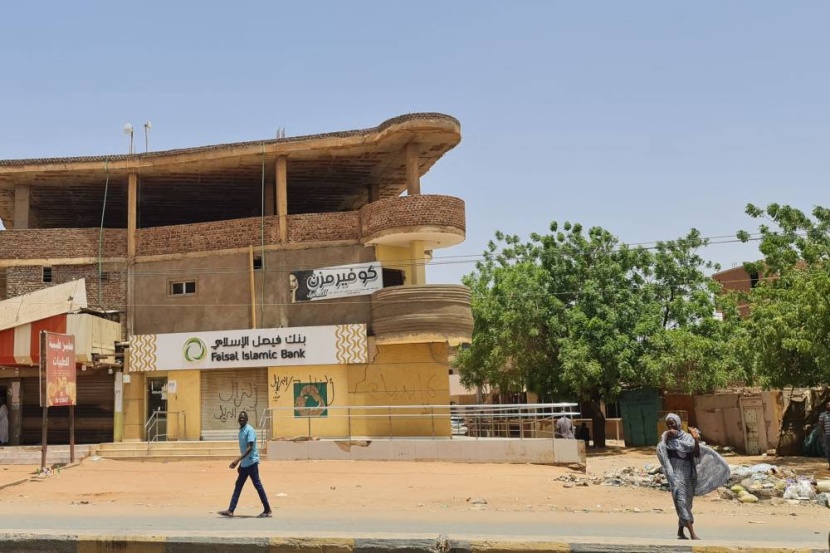 النظام المصرفي السوداني يفقد التواصل الخارجي .. كساد اقتصادي يزيد معاناة المواطنين