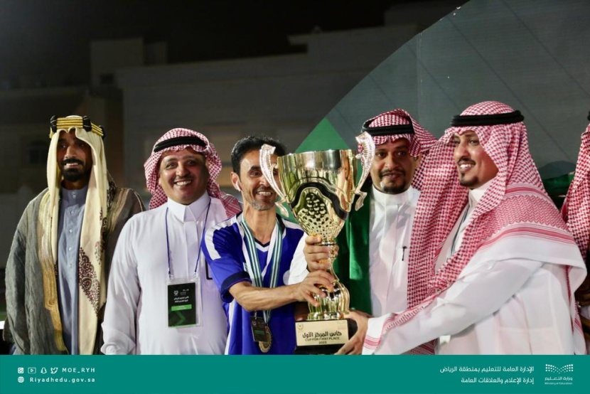 د. حسن خرمي يتوج مكتب العريجاء بكأس تعليم الرياض