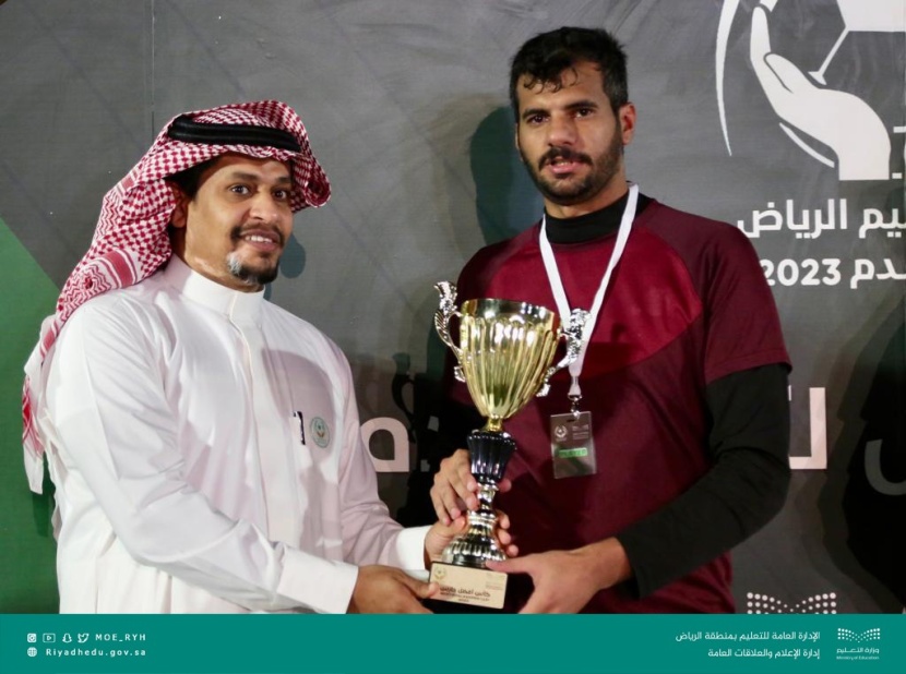 د. حسن خرمي يتوج مكتب العريجاء بكأس تعليم الرياض