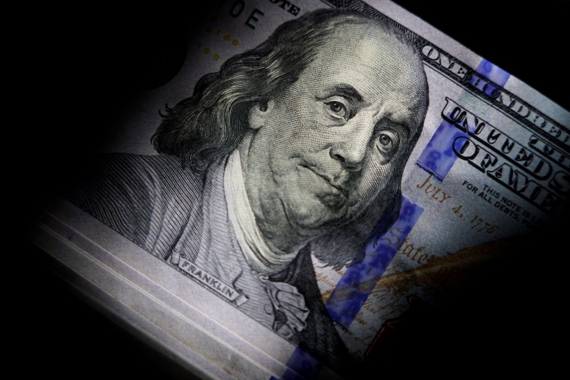 الدولار يرتفع مع تحول الأنظار صوب سياسة الفيدرالي ومحادثات الديون
