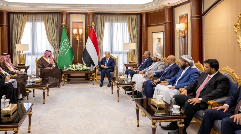 رئيس مجلس القيادة الرئاسي اليمني يستقبل وزير الدفاع