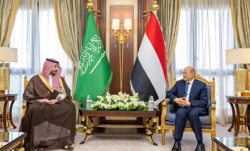 رئيس مجلس القيادة الرئاسي اليمني يستقبل وزير الدفاع