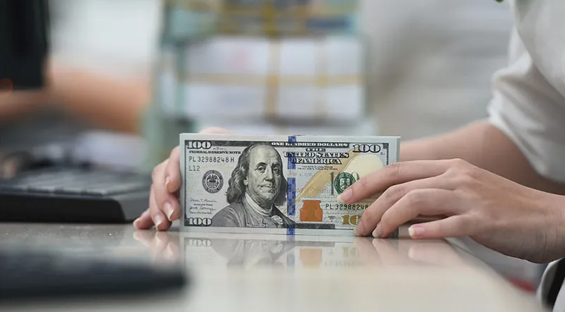 الدولار يصعد إلى أعلى مستوى خلال شهرين