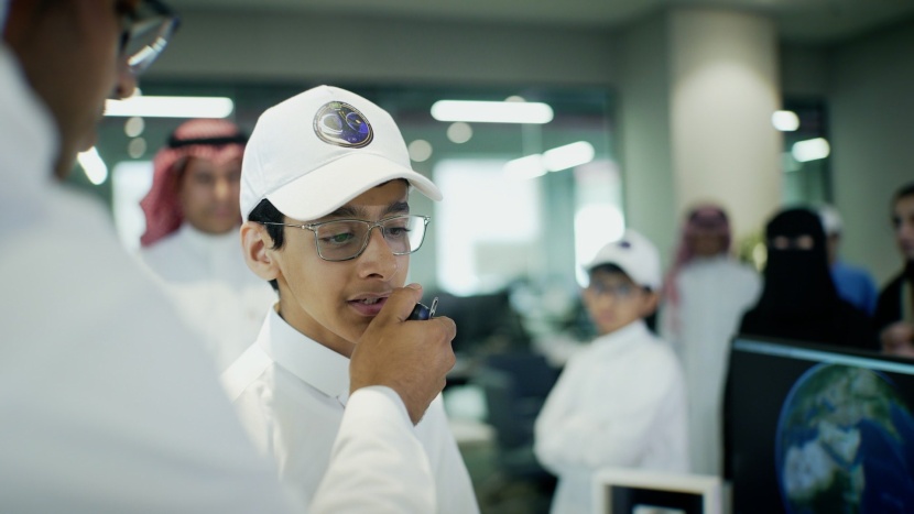 رائدا الفضاء السعوديان يجريان اتصالا لاسلكيا مع مجموعة من الطلاب