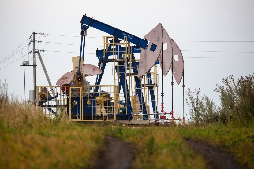 النفط يتراجع 2.7% عند التسوية إلى 76.2 دولار