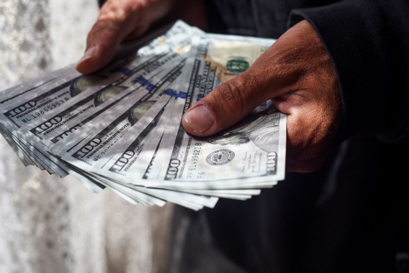 الدولار يتجه لثالث مكاسب أسبوعية وسط توقعات استمرار رفع الفائدة 