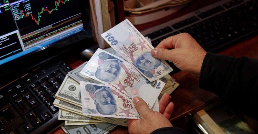  الليرة التركية تقترب من مستوى متدن قياسي عند 20 مقابل الدولار 