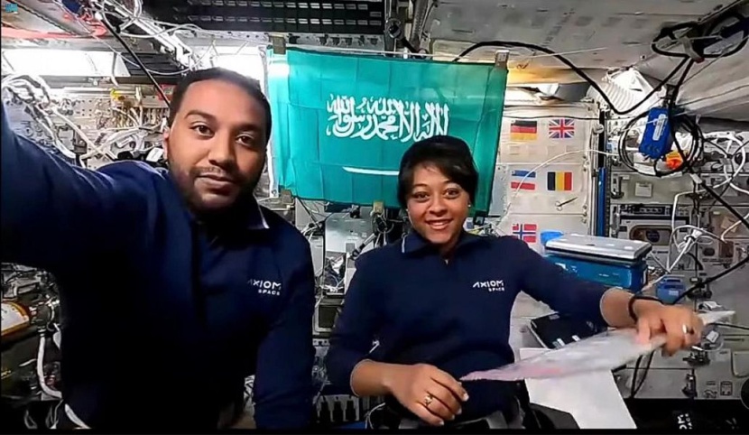 رائدا الفضاء السعوديان يجريان تجربة "الطائرة الورقية الفضائية" مع طلاب المدارس