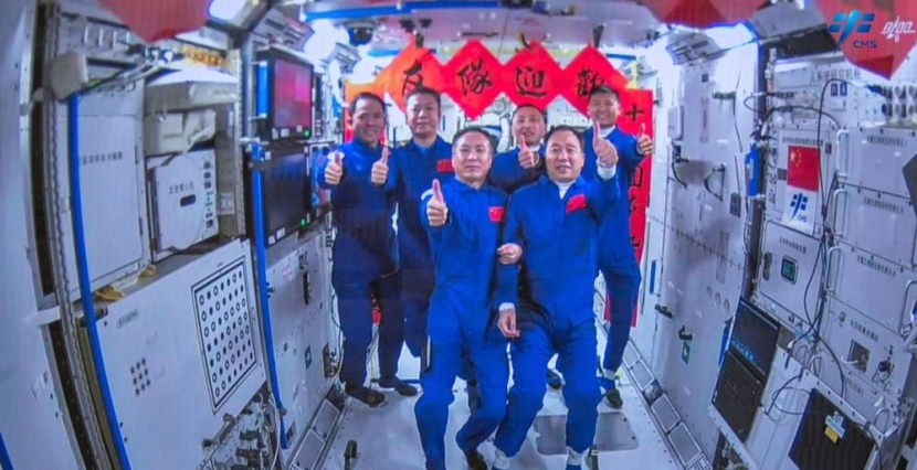 الصين ترسل أول رائد مدني في تاريخها إلى الفضاء