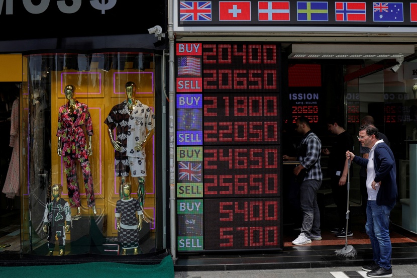 تداول الليرة التركية بالقرب من مستوى قياسي منخفض مقابل الدولار تداول الليرة التركية بالقرب من مستوى قياسي منخفض مقابل الدولار