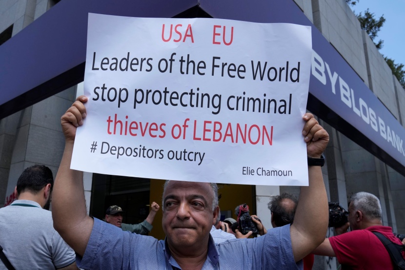 مصارف لبنانية في مرمى نيران المودعين للمطالبة بسحب ودائعهم