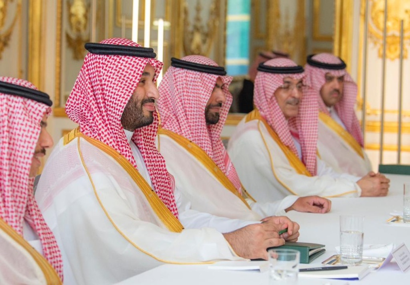 ولي العهد يلتقي رئيس فرنسا في قصر الإليزيه .. ويعقدان اجتماعا ثنائيا موسعا