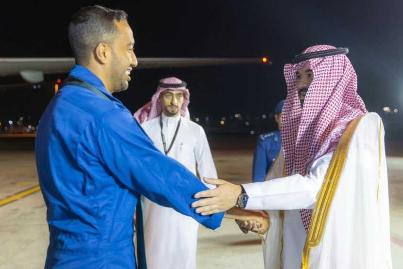 رواد الفضاء السعوديون يصلون إلى أرض الوطن
