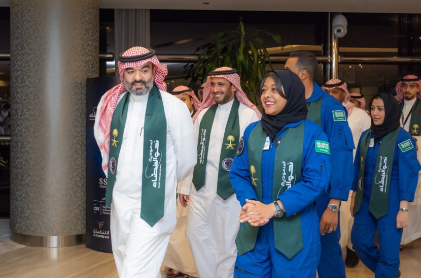رواد الفضاء السعوديون يصلون إلى أرض الوطن