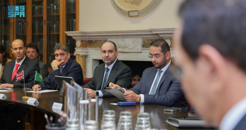 وزير الصحة يعقد جلسات نقاش مع الرؤساء التنفيذين للشركات البريطانية حول فرص الاستثمار بالمملكة
